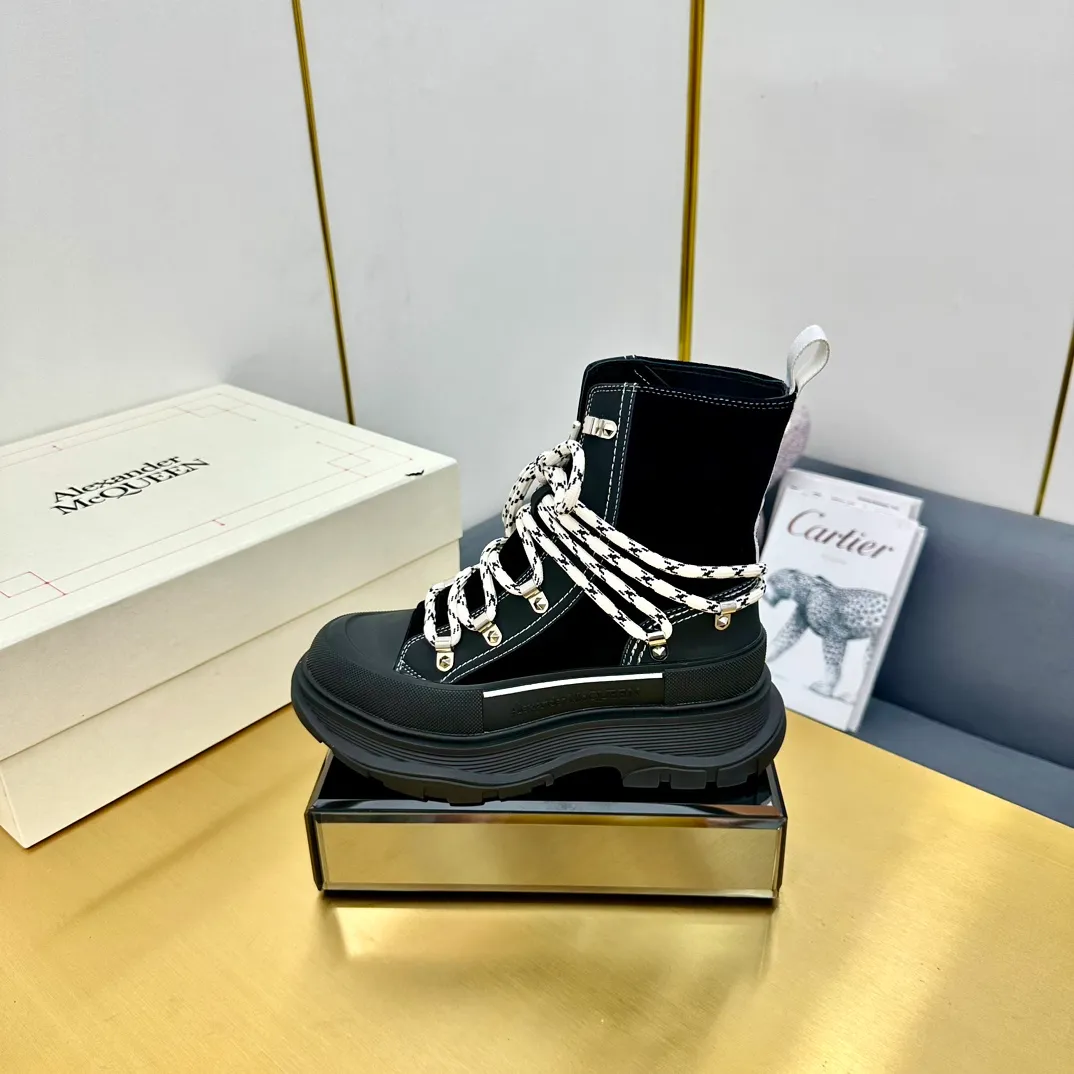 👟👟Ex-factory price 680👟👟 Alexander McQueen's latest thick-soled Martin boots, original 1:1 development, outsole original open-film TPU sole, fabric full-grain cowhide + high mercerized cowhide, lining sheepskin original hardware carabiner bottom height 5cm Size: #35-40 39-45